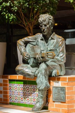ALMERIA, İspanya - 02 Nisan 2023 John Lennon 'un 1966' da Almerya 'da yaşamış ve Tabernas' ın yakınlarındaki bir çölde Er Gripweed rolünü çeken bir heykeli.