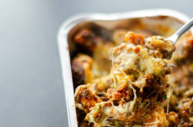 Üzerine olgun çedar peyniri ve Monterey Jack peyniri, jalapeno ve pastırma sosu ile kaplanmış kızarmış patates kızartması, mozzarella ve maydanozla birlikte, kirli patates kızartması.