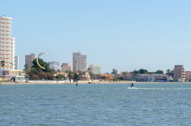 LA MANGA, İspanya - 27 Şubat 2019 İspanya 'nın La Manga kentindeki sığ bir gölde uçurtma sporu yapan insanlar