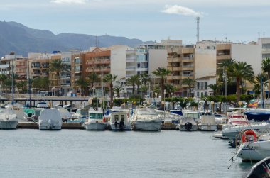 GARRUCHA, SPAIN - 23 HAZİRAN 2019 Yük gemilerine ek olarak, Garrucha Limanı küçük bir balıkçı filosuna ev sahipliği yapmaktadır ve eğlence amaçlı tekneler için yaklaşık 300 yatı vardır.