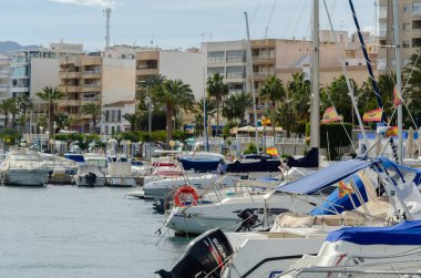 GARRUCHA, SPAIN - 23 HAZİRAN 2019 Yük gemilerine ek olarak, Garrucha Limanı küçük bir balıkçı filosuna ev sahipliği yapmaktadır ve eğlence amaçlı tekneler için yaklaşık 300 yatı vardır.