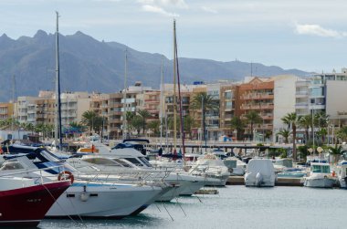 GARRUCHA, SPAIN - 23 HAZİRAN 2019 Yük gemilerine ek olarak, Garrucha Limanı küçük bir balıkçı filosuna ev sahipliği yapmaktadır ve eğlence amaçlı tekneler için yaklaşık 300 yatı vardır.