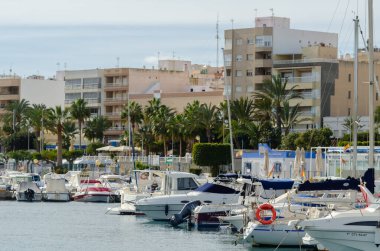 GARRUCHA, SPAIN - 23 HAZİRAN 2019 Yük gemilerine ek olarak, Garrucha Limanı küçük bir balıkçı filosuna ev sahipliği yapmaktadır ve eğlence amaçlı tekneler için yaklaşık 300 yatı vardır.