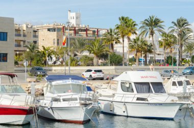 GARRUCHA, SPAIN - 23 HAZİRAN 2019 Yük gemilerine ek olarak, Garrucha Limanı küçük bir balıkçı filosuna ev sahipliği yapmaktadır ve eğlence amaçlı tekneler için yaklaşık 300 yatı vardır.
