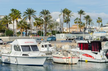 GARRUCHA, SPAIN - 23 HAZİRAN 2019 Yük gemilerine ek olarak, Garrucha Limanı küçük bir balıkçı filosuna ev sahipliği yapmaktadır ve eğlence amaçlı tekneler için yaklaşık 300 yatı vardır.