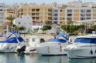 GARRUCHA, SPAIN - 23 HAZİRAN 2019 Yük gemilerine ek olarak, Garrucha Limanı küçük bir balıkçı filosuna ev sahipliği yapmaktadır ve eğlence amaçlı tekneler için yaklaşık 300 yatı vardır.
