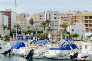 GARRUCHA, SPAIN - 23 HAZİRAN 2019 Yük gemilerine ek olarak, Garrucha Limanı küçük bir balıkçı filosuna ev sahipliği yapmaktadır ve eğlence amaçlı tekneler için yaklaşık 300 yatı vardır.