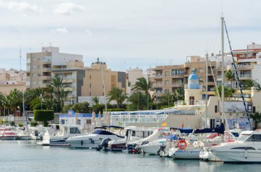 GARRUCHA, SPAIN - 23 HAZİRAN 2019 Yük gemilerine ek olarak, Garrucha Limanı küçük bir balıkçı filosuna ev sahipliği yapmaktadır ve eğlence amaçlı tekneler için yaklaşık 300 yatı vardır.