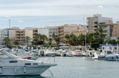 GARRUCHA, SPAIN - 23 HAZİRAN 2019 Yük gemilerine ek olarak, Garrucha Limanı küçük bir balıkçı filosuna ev sahipliği yapmaktadır ve eğlence amaçlı tekneler için yaklaşık 300 yatı vardır.