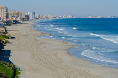 LA MANGA, İspanya - 27 Şubat 2019 İspanya 'daki Mar Menor kıyı şeridi, 21 km uzunluğunda ve 100 metre genişliğinde, Akdeniz' i Mar Menor gölünden ayıran