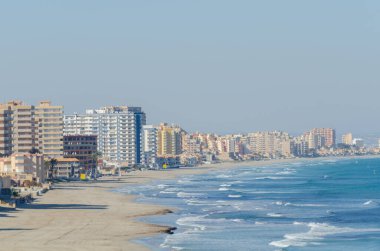 LA MANGA, İspanya - 27 Şubat 2019 İspanya 'daki Mar Menor kıyı şeridi, 21 km uzunluğunda ve 100 metre genişliğinde, Akdeniz' i Mar Menor gölünden ayıran