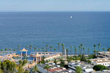 ALMERIA, SPAIN - 08 Mayıs 2024 501 adlı ticari ve hizmet kompleksi, İspanya 'nın Almerya eyaletinin Agadulce kentindeki plaja yakın bir yerde çeşitli ticari tesisleri bir araya getiriyor.