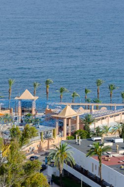 ALMERIA, SPAIN - 08 Mayıs 2024 501 adlı ticari ve hizmet kompleksi, İspanya 'nın Almerya eyaletinin Agadulce kentindeki plaja yakın bir yerde çeşitli ticari tesisleri bir araya getiriyor.