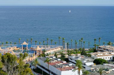 ALMERIA, SPAIN - 08 Mayıs 2024 501 adlı ticari ve hizmet kompleksi, İspanya 'nın Almerya eyaletinin Agadulce kentindeki plaja yakın bir yerde çeşitli ticari tesisleri bir araya getiriyor.