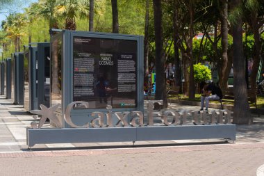 ALMERIA, İspanya - 10 Mayıs 2024 Sergide, taramalı elektron mikroskoplarını kullanarak milimetre altı ölçekte doğanın fotoğraflarını ortaya çıkaran sanatçı ve yazar Michael Benson 'ın 36 fotoğrafı sergileniyor.