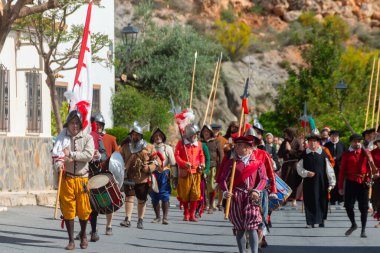 PADULES, SPAIN - 11 Mayıs 2024 Alpujarras Barışı 'nın 1570' ten kasaba sakinleri tarafından yeniden canlandırılmasına ilişkin tarihi gerçeklerin yeniden canlandırılması