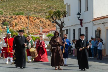 PADULES, SPAIN - 11 Mayıs 2024 Alpujarras Barışı 'nın 1570' ten kasaba sakinleri tarafından yeniden canlandırılmasına ilişkin tarihi gerçeklerin yeniden canlandırılması