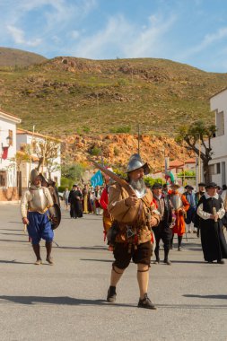 PADULES, SPAIN - 11 Mayıs 2024 Alpujarras Barışı 'nın 1570' ten kasaba sakinleri tarafından yeniden canlandırılmasına ilişkin tarihi gerçeklerin yeniden canlandırılması