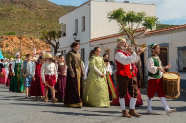 PADULES, SPAIN - 11 Mayıs 2024 Alpujarras Barışı 'nın 1570' ten kasaba sakinleri tarafından yeniden canlandırılmasına ilişkin tarihi gerçeklerin yeniden canlandırılması
