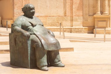 ALMERIA, İspanya - 10 Mayıs 2024 Tüm büyük anneleri onurlandıran bir anıt, tüm hayatlarını ev hanımı olarak geçiren yaşlı kadınlar, Almerya Plaza de San Sebastian Plaza 'da