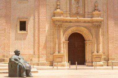 ALMERIA, İspanya - 10 Mayıs 2024 Tüm büyük anneleri onurlandıran bir anıt, tüm hayatlarını ev hanımı olarak geçiren yaşlı kadınlar, Almerya Plaza de San Sebastian Plaza 'da
