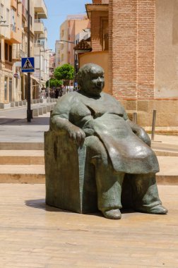 ALMERIA, İspanya - 10 Mayıs 2024 Tüm büyük anneleri onurlandıran bir anıt, tüm hayatlarını ev hanımı olarak geçiren yaşlı kadınlar, Almerya Plaza de San Sebastian Plaza 'da