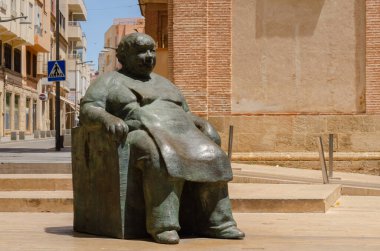 ALMERIA, İspanya - 10 Mayıs 2024 Tüm büyük anneleri onurlandıran bir anıt, tüm hayatlarını ev hanımı olarak geçiren yaşlı kadınlar, Almerya Plaza de San Sebastian Plaza 'da