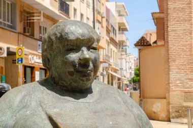 ALMERIA, İspanya - 10 Mayıs 2024 Tüm büyük anneleri onurlandıran bir anıt, tüm hayatlarını ev hanımı olarak geçiren yaşlı kadınlar, Almerya Plaza de San Sebastian Plaza 'da