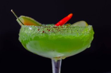 Votka, likör, taze kavun ve kırmızı kuş gözü biberi üzerine kurulu bir bayram kokteyli. Bir barmenin hazırladığı ferahlatıcı bir içecek.