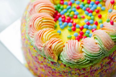 Sarı kremalı Madeira süngeri, erik ve ahududu reçeli katmanlı.