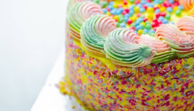 Sarı kremalı Madeira süngeri, erik ve ahududu reçeli katmanlı.