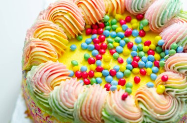 Sarı kremalı Madeira süngeri, erik ve ahududu reçeli katmanlı.