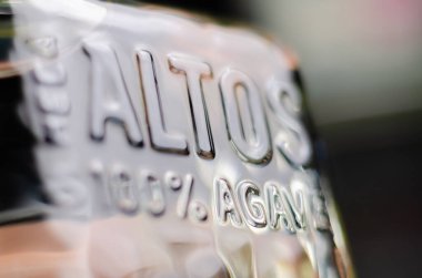 LONDON, UK - 25 Nisan 2024 Tekila Olmeca Altos Plata, sadece Los Altos Bölgesi 'nde üretilen, Orta Meksika' nın Highlands bölgesinde, bu bölge mavi Agave üretimi için en iyi koşulları sunar.