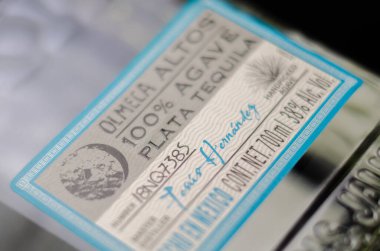 LONDON, UK - 25 Nisan 2024 Tekila Olmeca Altos Plata, sadece Los Altos Bölgesi 'nde üretilen, Orta Meksika' nın Highlands bölgesinde, bu bölge mavi Agave üretimi için en iyi koşulları sunar.