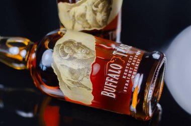 LONDON, İngiltere - 15 FEBRUARY 2024 Buffalo Trace Kentucky sek Burbon Whiskey, 200 yıldan fazladır viski yapımından sorumlu olan isimsiz içki imalathanesinin kaliteli viskisidir.