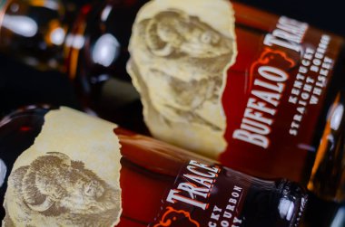 LONDON, İngiltere - 15 FEBRUARY 2024 Buffalo Trace Kentucky sek Burbon Whiskey, 200 yıldan fazladır viski yapımından sorumlu olan isimsiz içki imalathanesinin kaliteli viskisidir.