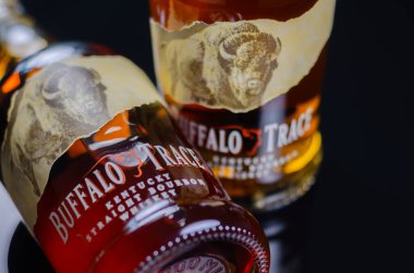 LONDON, İngiltere - 15 FEBRUARY 2024 Buffalo Trace Kentucky sek Burbon Whiskey, 200 yıldan fazladır viski yapımından sorumlu olan isimsiz içki imalathanesinin kaliteli viskisidir.