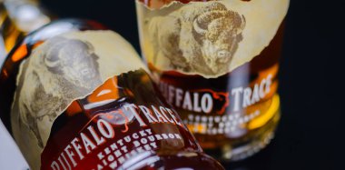 LONDON, İngiltere - 15 FEBRUARY 2024 Buffalo Trace Kentucky sek Burbon Whiskey, 200 yıldan fazladır viski yapımından sorumlu olan isimsiz içki imalathanesinin kaliteli viskisidir.