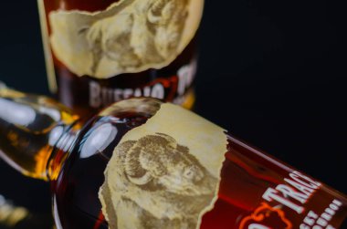 LONDON, İngiltere - 15 FEBRUARY 2024 Buffalo Trace Kentucky sek Burbon Whiskey, 200 yıldan fazladır viski yapımından sorumlu olan isimsiz içki imalathanesinin kaliteli viskisidir.