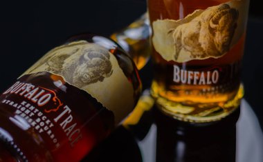 LONDON, İngiltere - 15 FEBRUARY 2024 Buffalo Trace Kentucky sek Burbon Whiskey, 200 yıldan fazladır viski yapımından sorumlu olan isimsiz içki imalathanesinin kaliteli viskisidir.