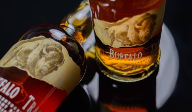 LONDON, İngiltere - 15 FEBRUARY 2024 Buffalo Trace Kentucky sek Burbon Whiskey, 200 yıldan fazladır viski yapımından sorumlu olan isimsiz içki imalathanesinin kaliteli viskisidir.