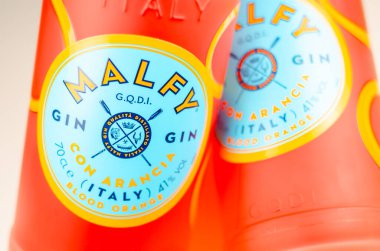 LONDON, İngiltere - 28 Mart 2024 Malfy Gin Con Arancia, La Dolce Vita ve Amalfi Sahili 'nden esinlenerek, Cin anahtar botanik eklemeleri Sicilya kaynaklı kan portakalı kabukları