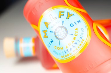 LONDON, İngiltere - 28 Mart 2024 Malfy Gin Con Arancia, La Dolce Vita ve Amalfi Sahili 'nden esinlenerek, Cin anahtar botanik eklemeleri Sicilya kaynaklı kan portakalı kabukları