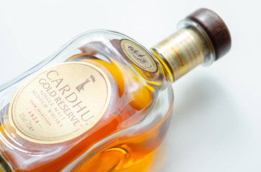 LONDON, BİRLİK KINGDOM - 11 Ekim 2020 Cardhu Gold Reserve, tek malt viski fıçısı seçimi