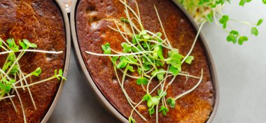 Yanında limon dilimleri olan küçük patates kaseleri, lezzetli yiyecekler.