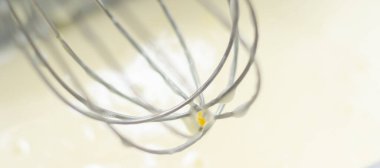 Bir çırpı somun tenekesinin içinde bir kağıt parşömen kağıdıyla duruyor, hazırlanıyor.