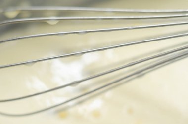 Bir çırpı somun tenekesinin içinde bir kağıt parşömen kağıdıyla duruyor, hazırlanıyor.