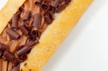 Çikolata kaplı, üstünde çikolata parçacıkları olan bir çörek.