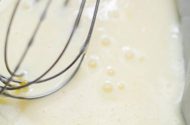 Bir çırpı somun tenekesinin içinde bir kağıt parşömen kağıdıyla duruyor, hazırlanıyor.