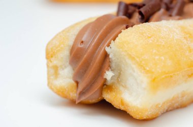 Çikolata kaplı, üstünde çikolata parçacıkları olan bir çörek.